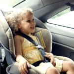 Un enfant dos à la route, mesure de sécurité pour les plus petits
