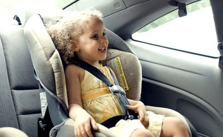 Un enfant dos à la route, mesure de sécurité pour les plus petits